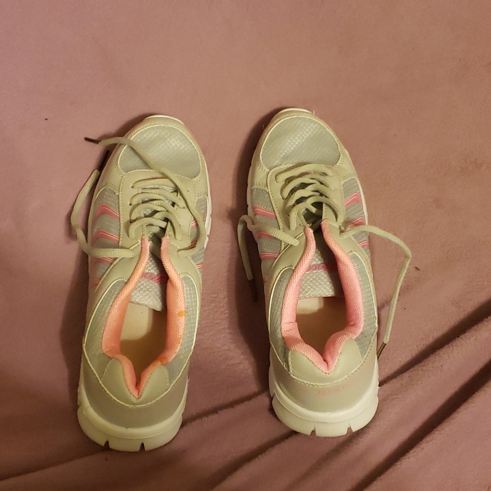 Tennis shoes